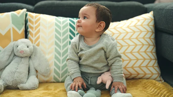 Schattige Spaanse Baby Glimlachend Zelfverzekerd Zittend Vloer Met Konijnenpop Thuis — Stockfoto