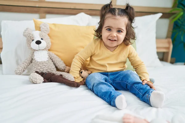 Schattig Spaans Meisje Glimlachend Zelfverzekerd Zittend Bed Slaapkamer — Stockfoto