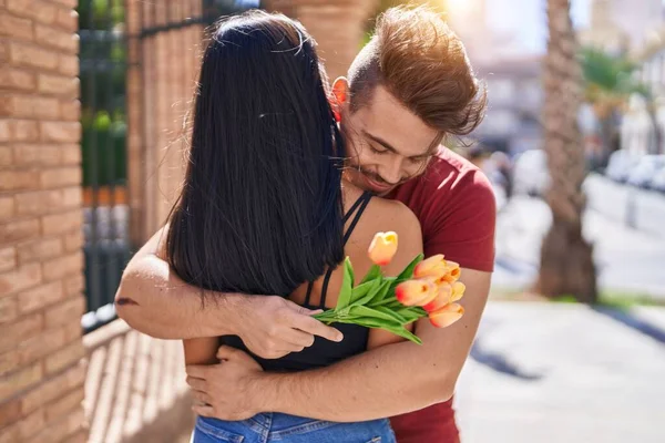 Muž Žena Pár Objímající Navzájem Drží Kytice Květin Ulici — Stock fotografie