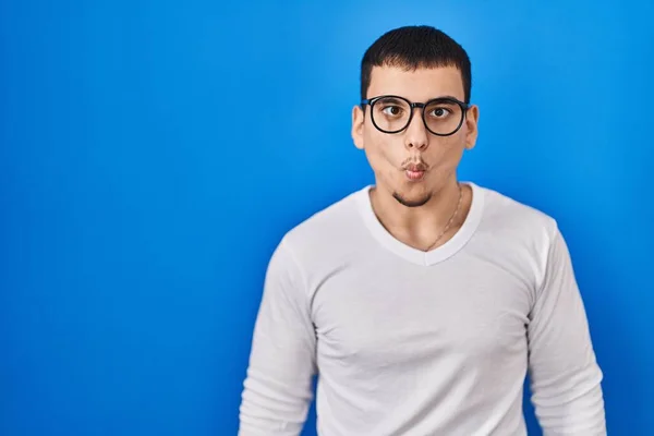 Hombre Árabe Joven Con Camisa Blanca Casual Gafas Haciendo Cara — Foto de Stock