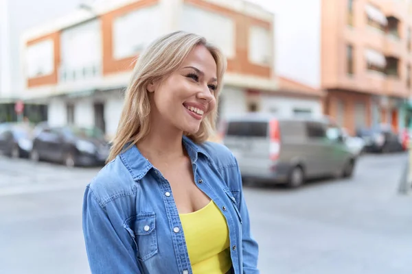 Young Blonde Woman Smiling Confident Looking Side Street — Stock Photo, Image