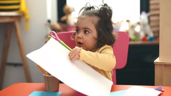 Entzückende Hispanische Studentin Schneidet Papier Kindergarten — Stockfoto