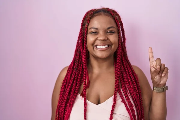 Afričanky Americká Žena Spletené Vlasy Stojící Nad Růžovým Pozadím Ukazující — Stock fotografie