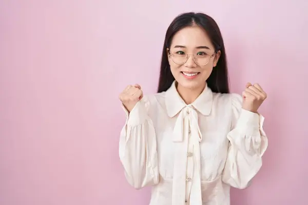 Young Chinese Woman Standing Pink Background Celebrating Surprised Amazed Success — Foto de Stock
