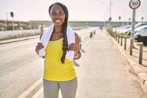 Sokakta Esneme Hareketleri Yapan Spor Giysili Afrikalı Amerikalı Bir Kadın — Stok fotoğraf