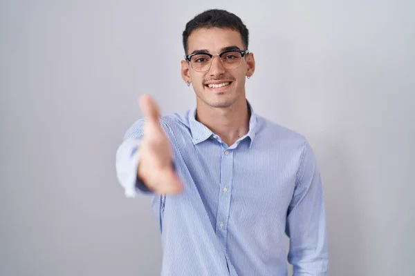 英俊的他的惊慌失措的男人穿着商务服装 戴着眼镜 友善地微笑 握手表示问候和欢迎 成功的商业 — 图库照片