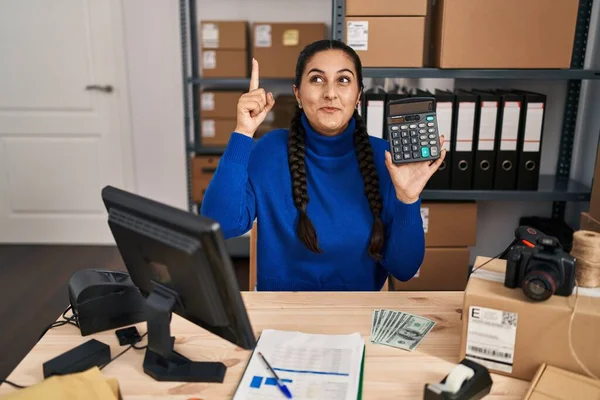 Young Hispanic Woman Working Small Business Ecommerce Holding Calculator Smiling — ストック写真