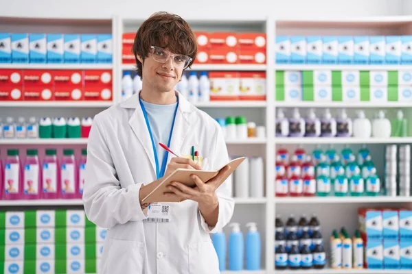Giovane Uomo Biondo Farmacista Che Scrive Sul Taccuino Farmacia — Foto Stock