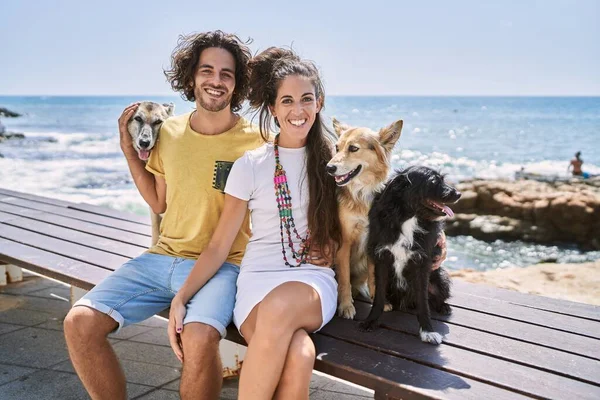 Man Vrouw Paar Glimlachen Zelfverzekerd Knuffelen Elkaar Met Honden Aan — Stockfoto