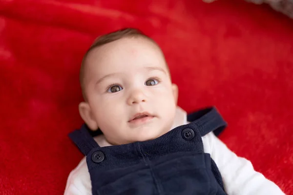 Liebenswertes Kleinkind Auf Sofa Liegend Mit Entspanntem Gesichtsausdruck Hause — Stockfoto