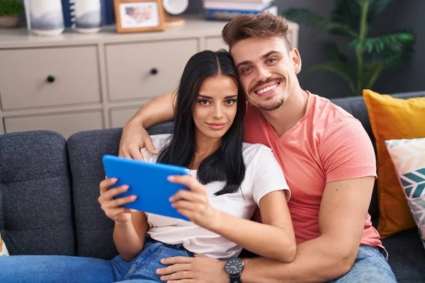 Man Woman Couple Using Touchpad Sitting Sofa Home — Stock Fotó