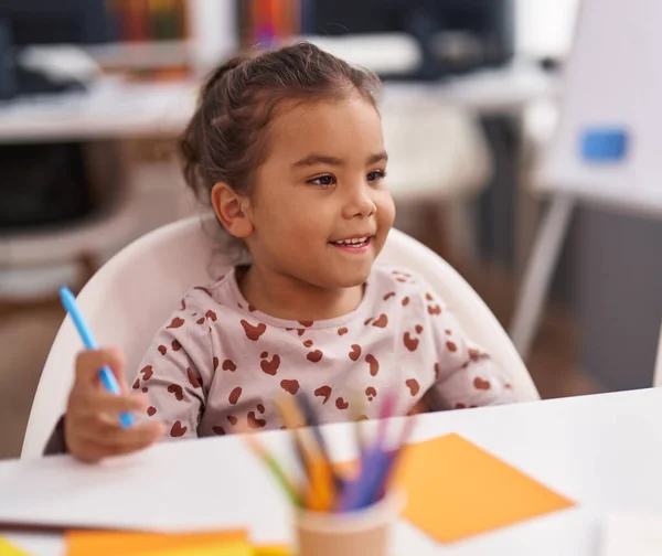 Adorabile Studentessa Ispanica Seduta Sul Tavolo Disegnare Carta All Asilo — Foto Stock