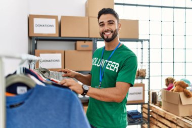 Gönüllü üniformalı genç bir Arap hayır kurumunda çalışıyor.