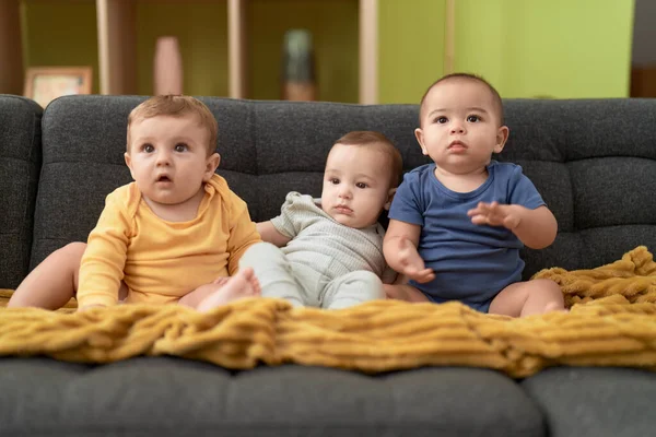 Group Toddlers Sitting Sofa Home — Stock Photo, Image