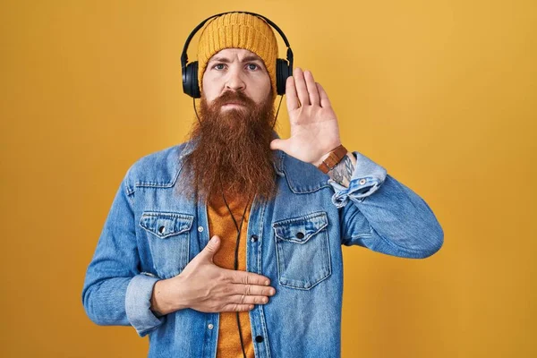 Caucasian Man Long Beard Listening Music Using Headphones Swearing Hand — Stock Photo, Image