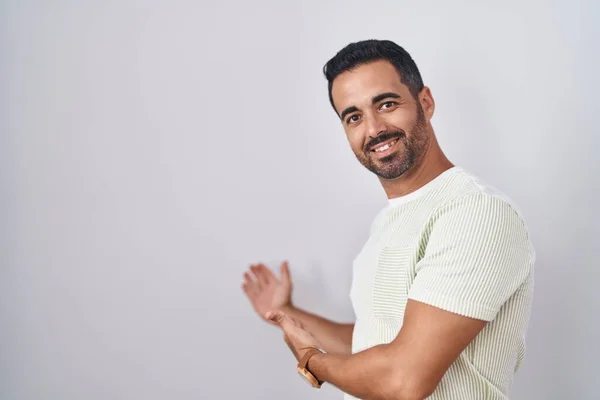 Hispanic Man Beard Standing Isolated Background Inviting Enter Smiling Natural — Φωτογραφία Αρχείου