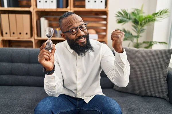 African American Man Holding Sand Clock Office Screaming Proud Celebrating — Stockfoto