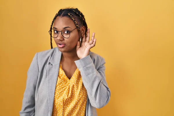 African American Woman Braids Standing Yellow Background Smiling Hand Ear — Stockfoto