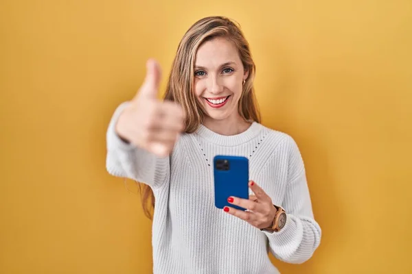 Young Blonde Woman Using Smartphone Typing Message Approving Doing Positive — Foto de Stock