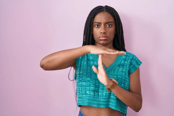 Молодой Африканский Американец Косичками Стоящий Розовом Фоне Делающий Жесты Руками — стоковое фото