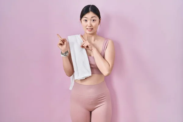 Jeune Femme Chinoise Portant Des Vêtements Sport Une Serviette Pointant — Photo