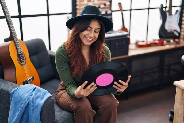 Young Hispanic Woman Musician Holding Vinyl Disc Sitting Sofa Music — Stock Photo, Image