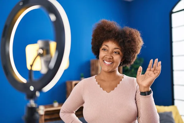 Africano Americano Mulher Sorrindo Confiante Ter Chamada Vídeo Casa — Fotografia de Stock