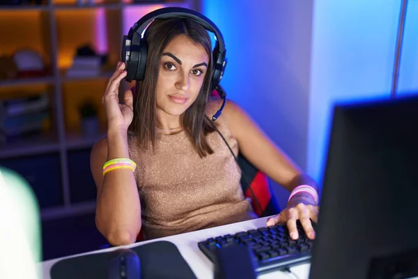 Young Beautiful Hispanic Woman Streamer Playing Video Game Using Computer — Photo