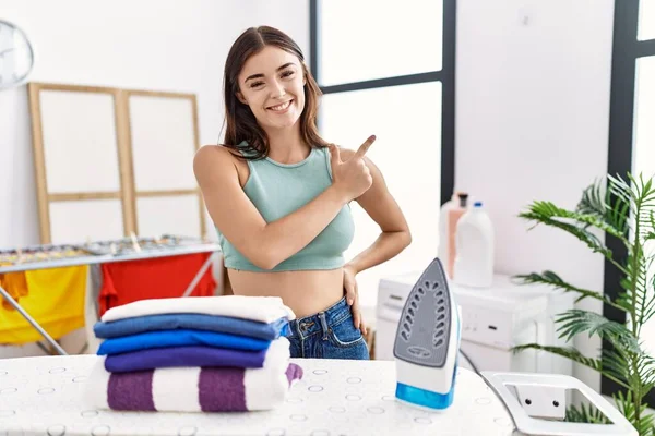 Çamaşır Odasında Ütü Yapan Genç Spanyol Bir Kadın Yüzünde Mutlu — Stok fotoğraf