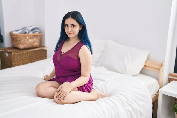 Young Caucasian Woman Smiling Confident Sitting Bed Bedroom — Stockfoto