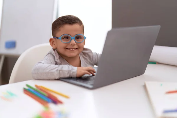 Adorável Estudante Criança Hispânica Usando Laptop Estudando Sala Aula — Fotografia de Stock