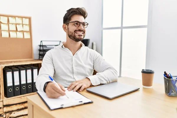Ofiste Çalışırken Gülümseyen Genç Spanyol Işadamı — Stok fotoğraf