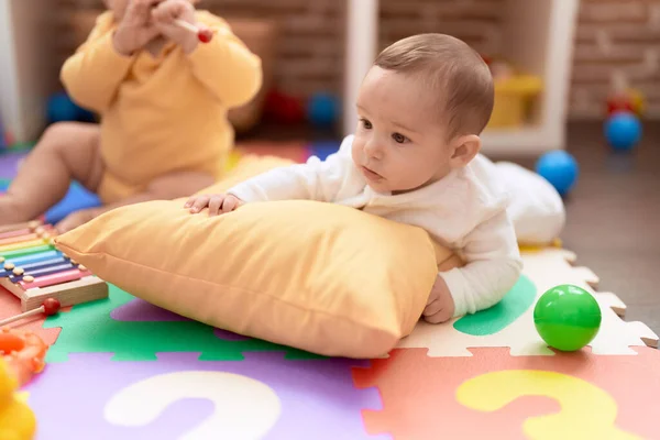 Liebenswertes Kleinkind Liegt Kindergarten Auf Kissen — Stockfoto