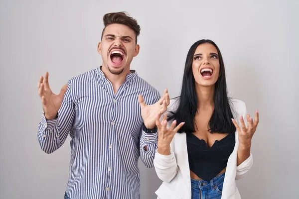 Young Hispanic Couple Standing White Background Crazy Mad Shouting Yelling — ストック写真