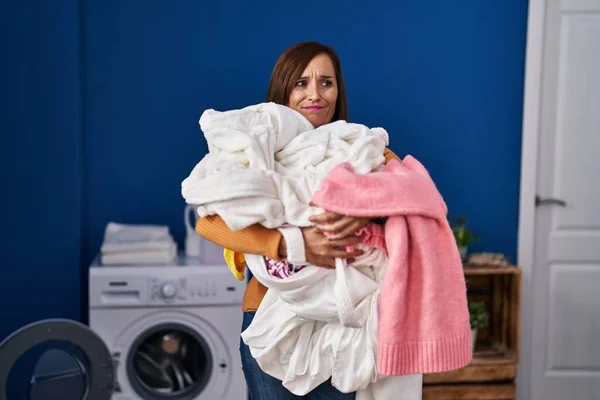 Μεσήλικη Γυναίκα Που Κρατάει Άπλυτα Έτοιμα Βάλει Στο Πλυντήριο Ανίδεη — Φωτογραφία Αρχείου