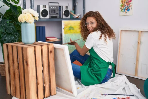 Joven Mujer Hispana Hermosa Artista Sonriendo Dibujo Seguro Estudio Arte —  Fotos de Stock