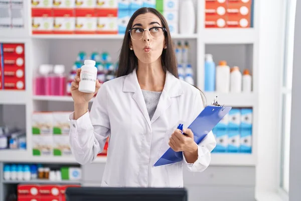 Giovane Donna Bruna Che Lavora Farmacia Farmacia Con Pillole Che — Foto Stock