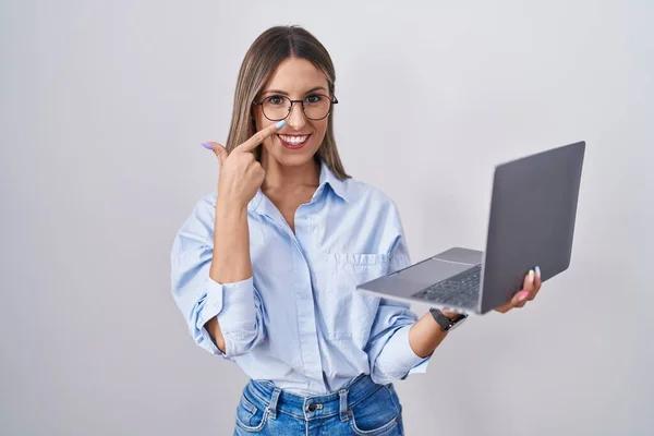 Young Woman Working Using Computer Laptop Pointing Hand Finger Face — Stock Photo, Image