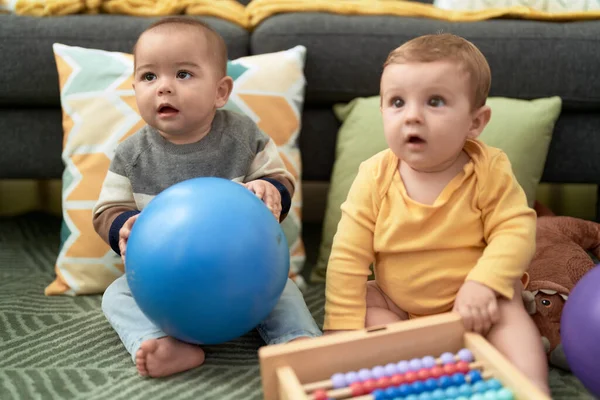 Duas Crianças Brincando Com Bolas Ábaco Sentado Chão Casa — Fotografia de Stock