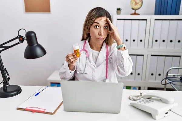 Ung Latinamerikansk Kvinna Bär Läkare Uniform Innehav Piller Kliniken Orolig — Stockfoto