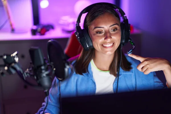 Kulaklık Takan Genç Spanyol Kadın Video Oyunları Oynuyor Gülümsüyor Mutlu — Stok fotoğraf