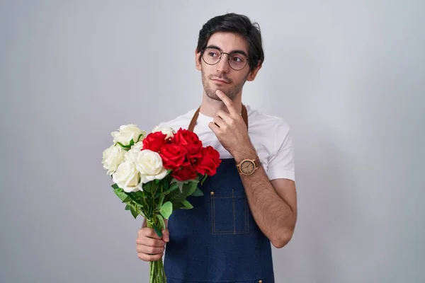 Young Hispanic Man Holding Bouquet White Red Roses Hand Chin — Stockfoto
