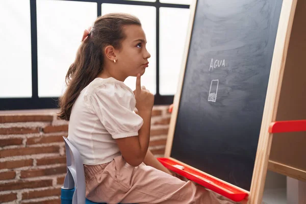 在课堂上画在黑板上的可敬的惊慌失措的女生 — 图库照片