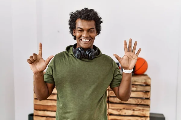 African Man Curly Hair Wearing Sportswear Gym Showing Pointing Fingers — Stock Photo, Image