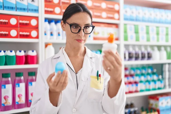 Young Beautiful Hispanic Woman Pharmacist Holding Deodorant Bottles Pharmacy — Foto de Stock