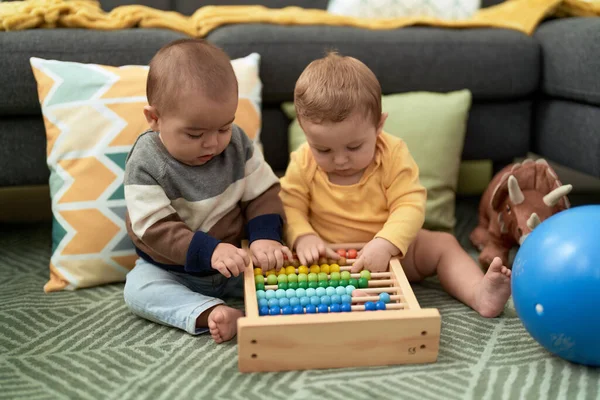 Δύο Νήπια Που Παίζουν Τον Άβακα Στο Πάτωμα Στο Σπίτι — Φωτογραφία Αρχείου
