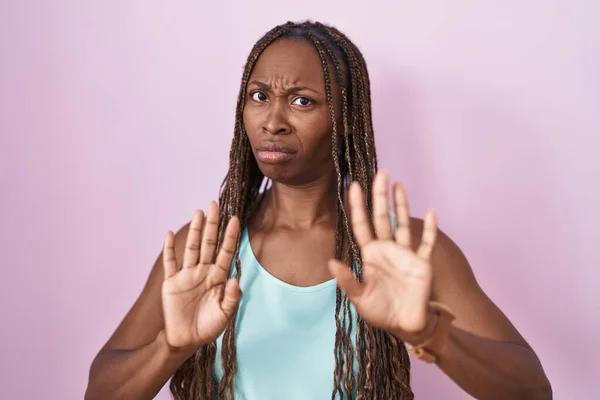 Afro Amerikaanse Vrouw Die Roze Achtergrond Staat Handpalmen Wegbeweegt Die — Stockfoto
