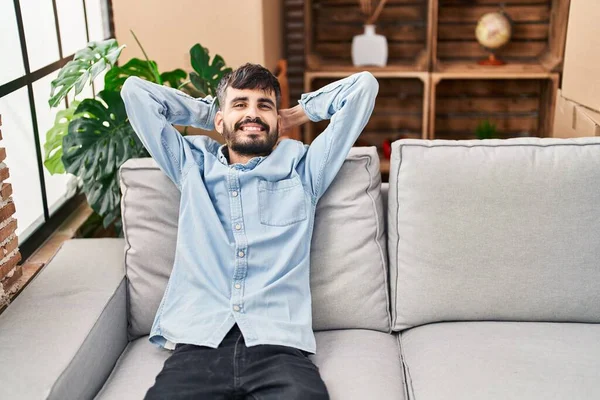 Jovem Hispânico Homem Relaxado Sentado Sofá Nova Casa — Fotografia de Stock