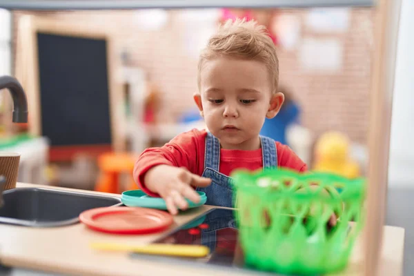 Schattige Peuter Spelen Met Speelkeuken Staan Kleuterschool — Stockfoto