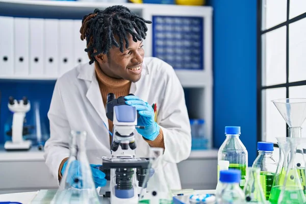 African American Man Scientist Using Microscope Laboratory — Fotografia de Stock